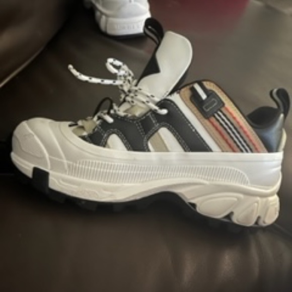 Burberry Arthur Icon Stripe Low-Top Sneakers - Picture 2 of 5